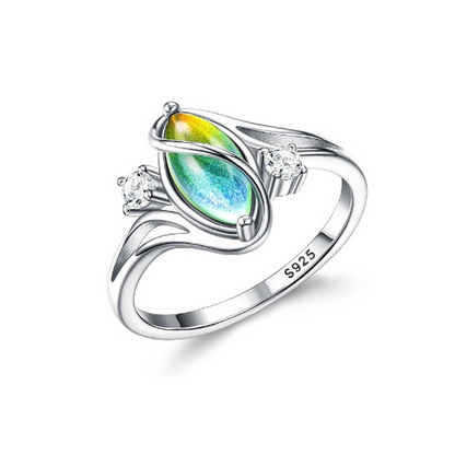 Anillo Ovalado Geométrico con Detalles de Circonia